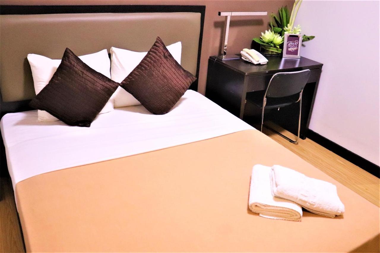 The Studio 18 Residences Manila Esterno foto