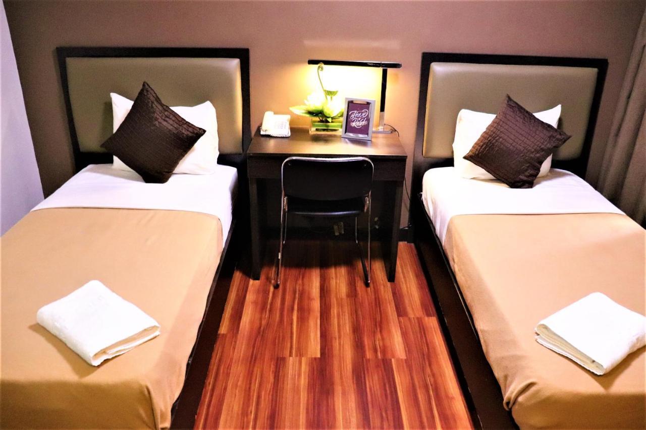 The Studio 18 Residences Manila Esterno foto