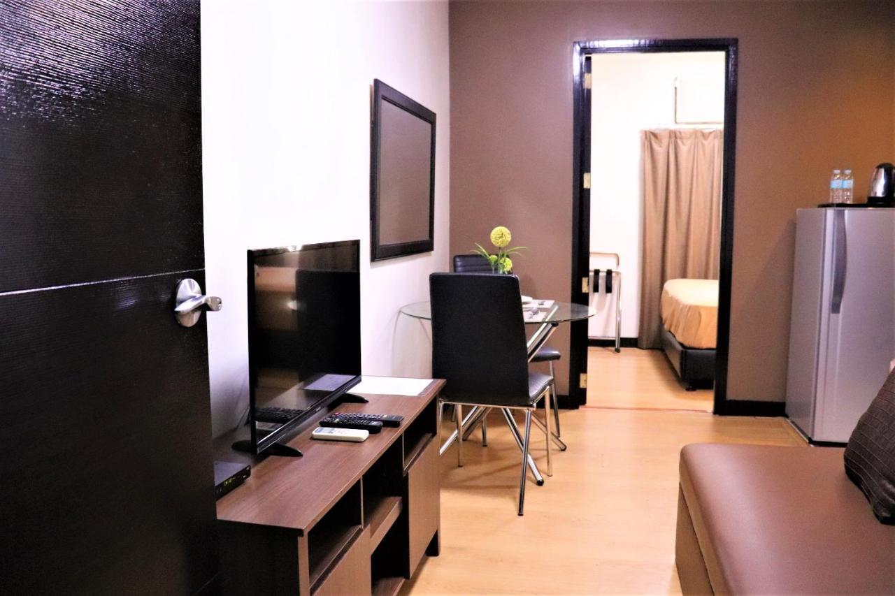 The Studio 18 Residences Manila Esterno foto