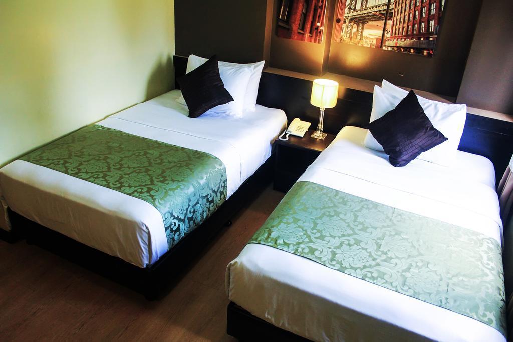 The Studio 18 Residences Manila Esterno foto