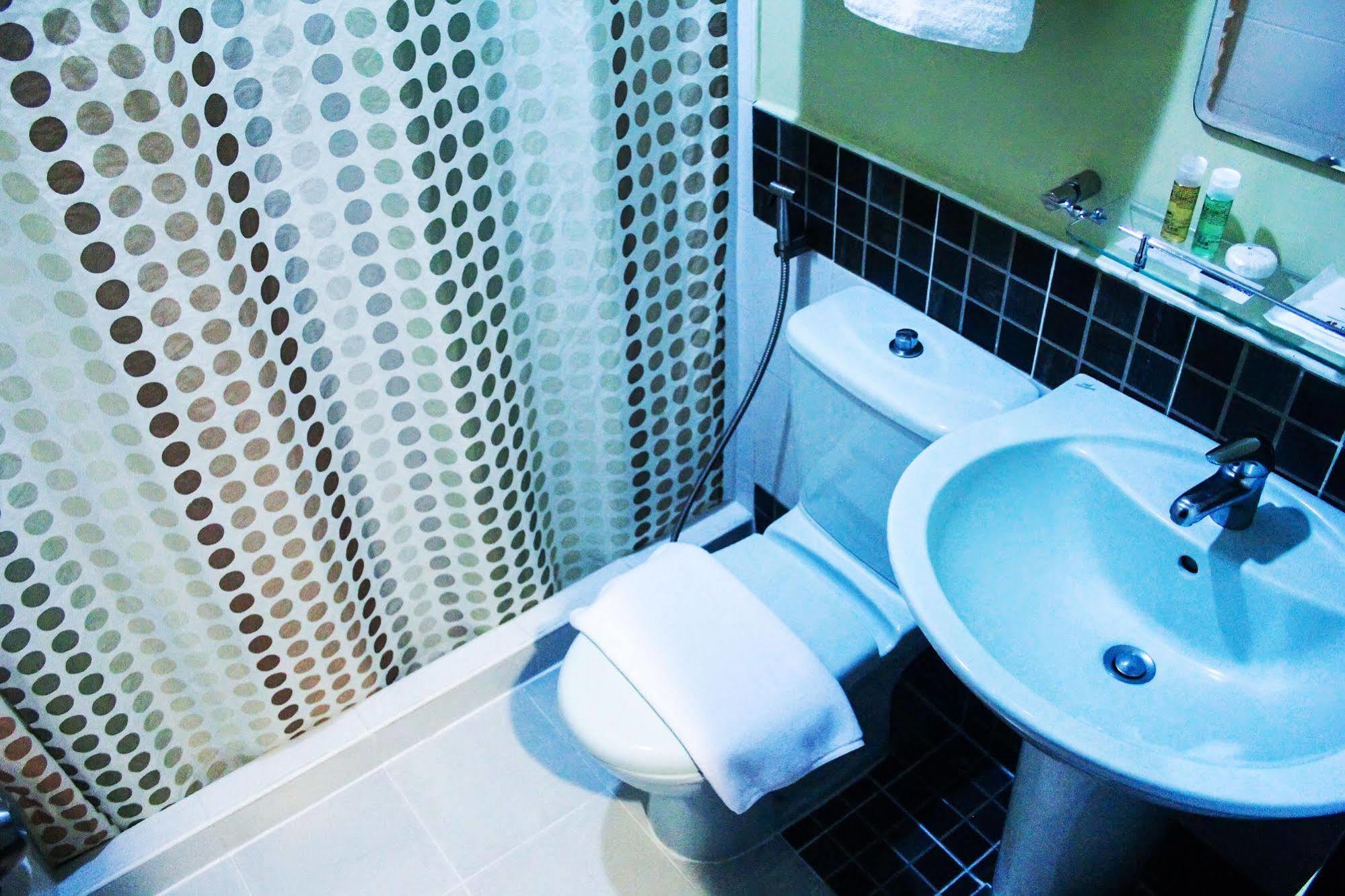 The Studio 18 Residences Manila Esterno foto